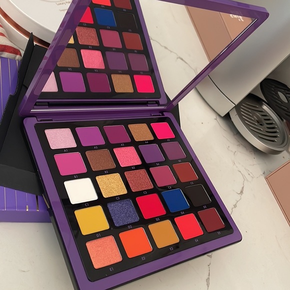 😍 Brand new in Box Stunning ABH Norvina Collection Vol 1 - Picture 4 of 7